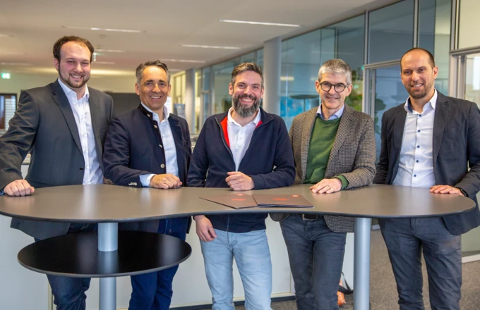 Bieten gemeinsam „nachhaltige Lösungen für den Wohnungsmarkt“ an (v. l. n. r.): Alexander Hilbe, Geschäftsführer WoodRocks Bau GmbH, die drei Gesellschafter-Vertreter Hubert Rhomberg, Stefan Schrenk und Ernst Thurnher sowie WoodRocks-Geschäftsführer Matthias Frick. Bieten gemeinsam „nachhaltige Lösungen für den Wohnungsmarkt“ an (v. l. n. r.): Alexander Hilbe, Geschäftsführer WoodRocks Bau GmbH, die drei Gesellschafter-Vertreter Hubert Rhomberg, Stefan Schrenk und Ernst Thurnher sowie WoodRocks-Geschäftsführer Matthias Frick.